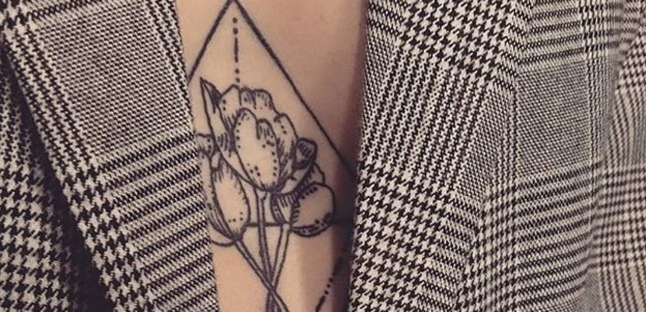 12 ideias de Tatuagem feminina  tatuagem feminina, tatuagem, cabeça de  pirâmide
