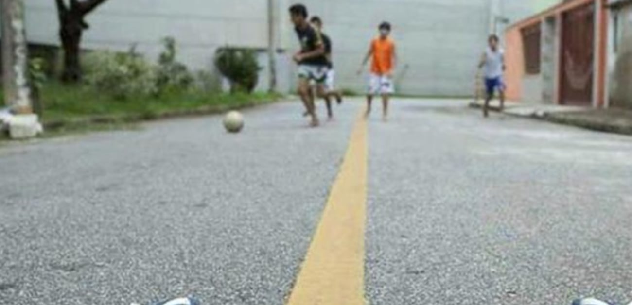 QUAL BOLA É BOA PARA JOGAR NA RUA ??? 