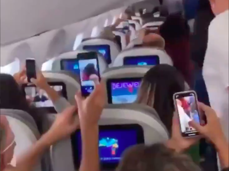 Passageiros com celular na mão filmando