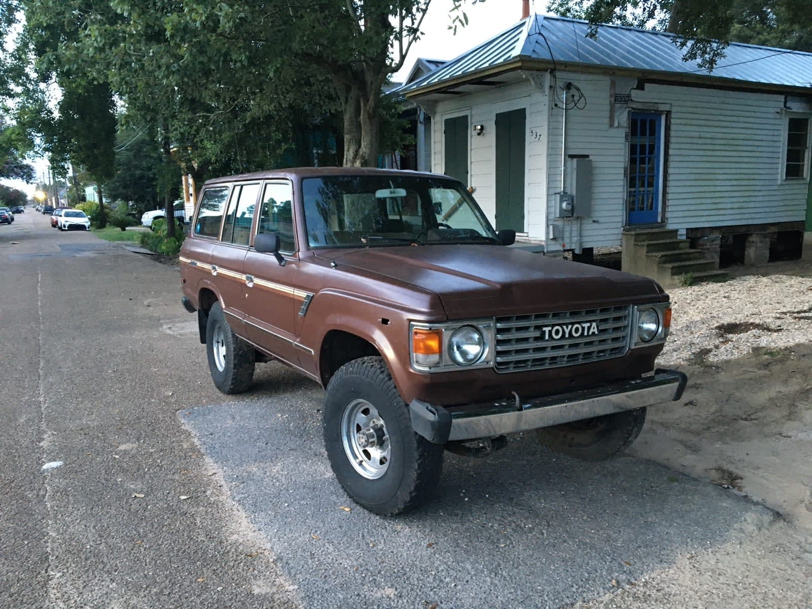 I liked this brown truck.