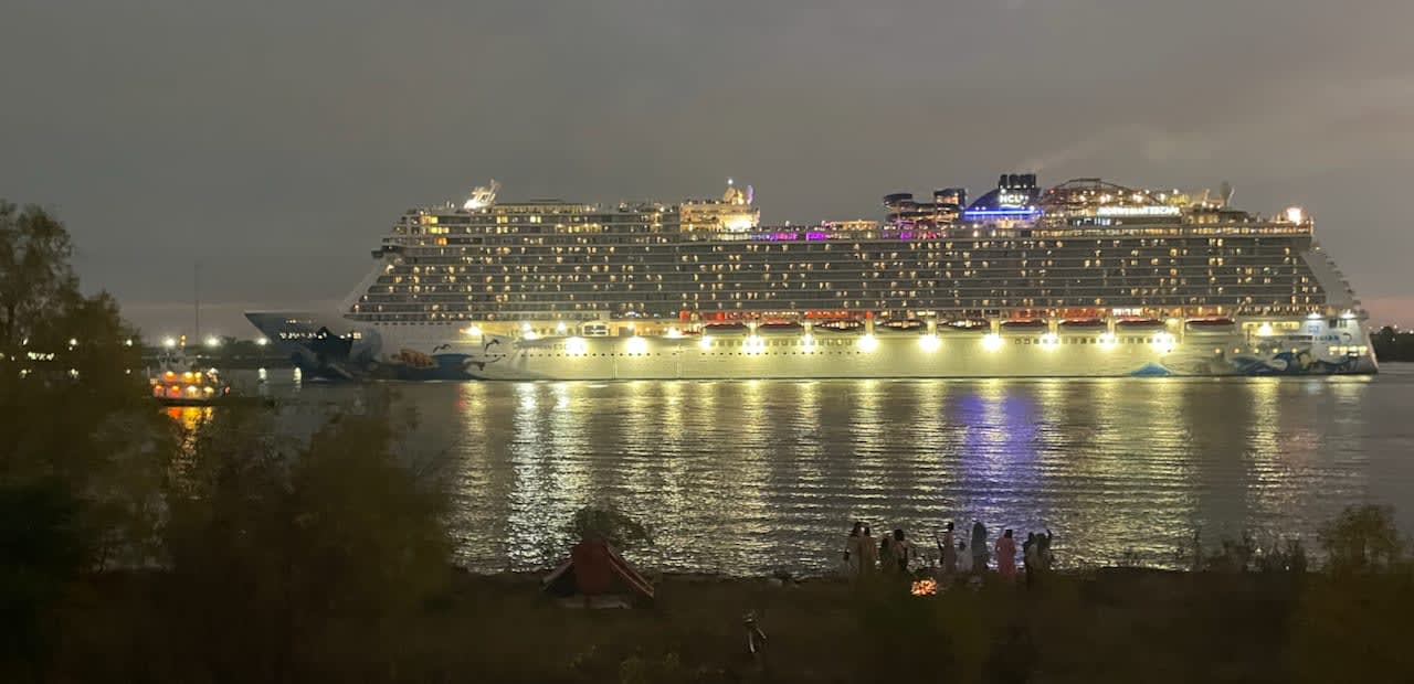 Some people had a pretty good looking fire on the banks of the Mississippi.