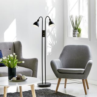 Lys stue med flot lampe fra Nordlux