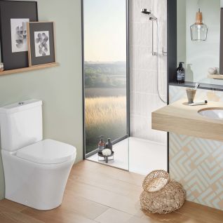 Lyst badeværelse med flotte produkter fra Villeroy & Boch