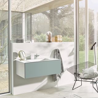 Lyst badeværelse med Alape Folio badværelsesmøbel og vask.