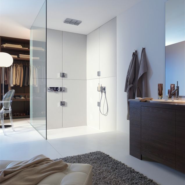 Det moderne, luftige badeværelse tilføjer en elegant aura til hjemmet.