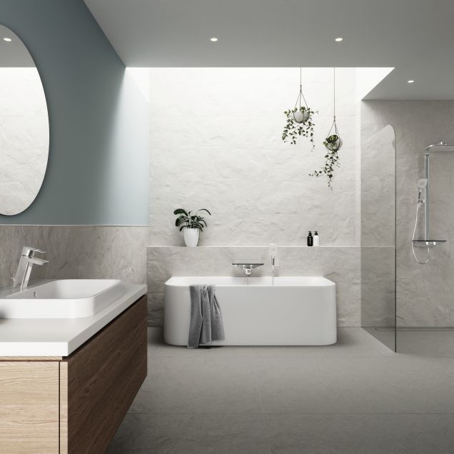 stort og minimalistisk badeværelse med elementer fra Oras.