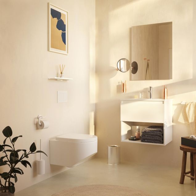 Lyst badeværelse der er minimalistisk indrettet med tilbehør fra Cosmic