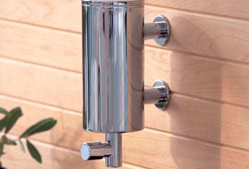 Enkle sæbedispenserer der deler den samme æstetiske filosofi som resten af deres design.