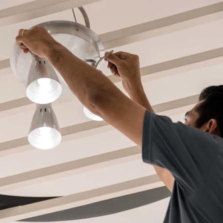 Sådan opsætter og tilslutter du en lampe