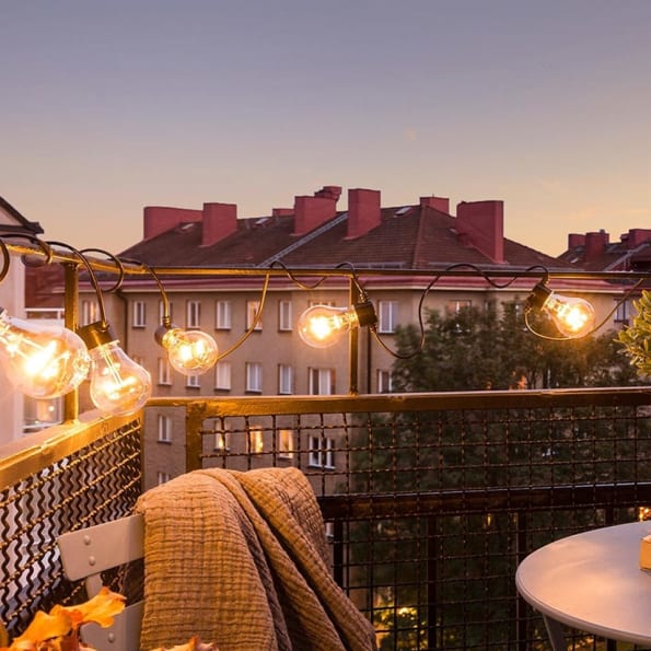 4 koselige måter å bringe lys til altanen
