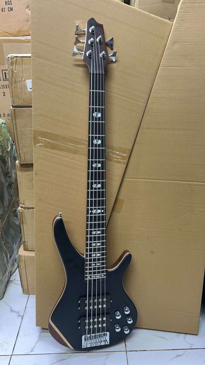 Yamaha 5 Strings Active Bass Guitar