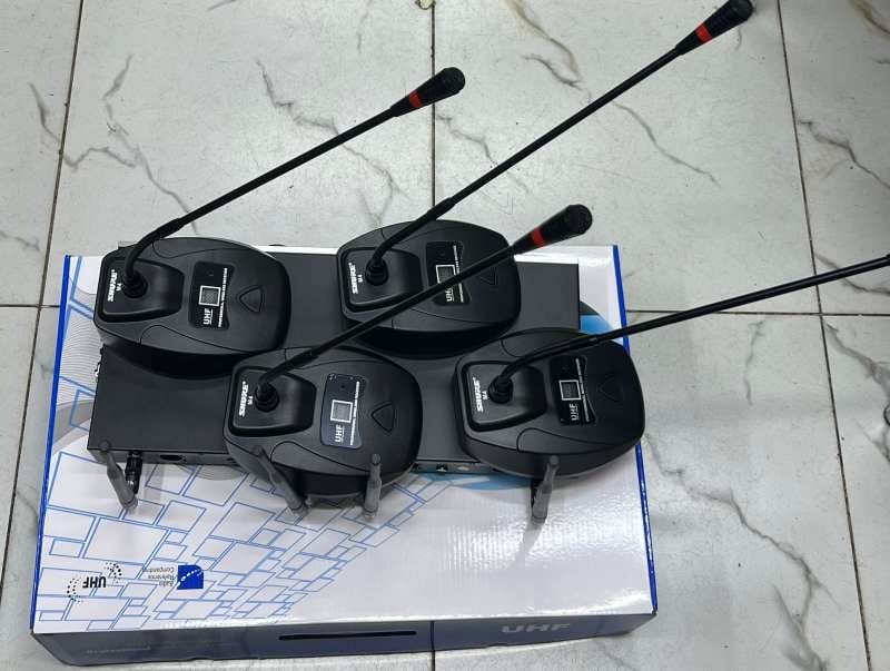 Shure M4 4-Channel Wireless UHF Conference Microphone System