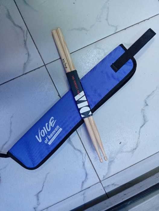 Vic Firth American Classic Hickory Drumsticks – Professional Drum Sticks with Carrying Case
