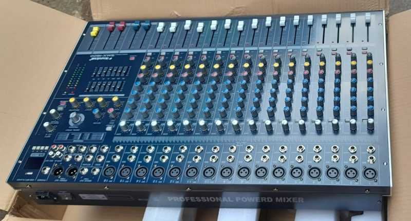 Soundcraft SMX-1600 Professional 16-Channel Audio Mixer with Effects