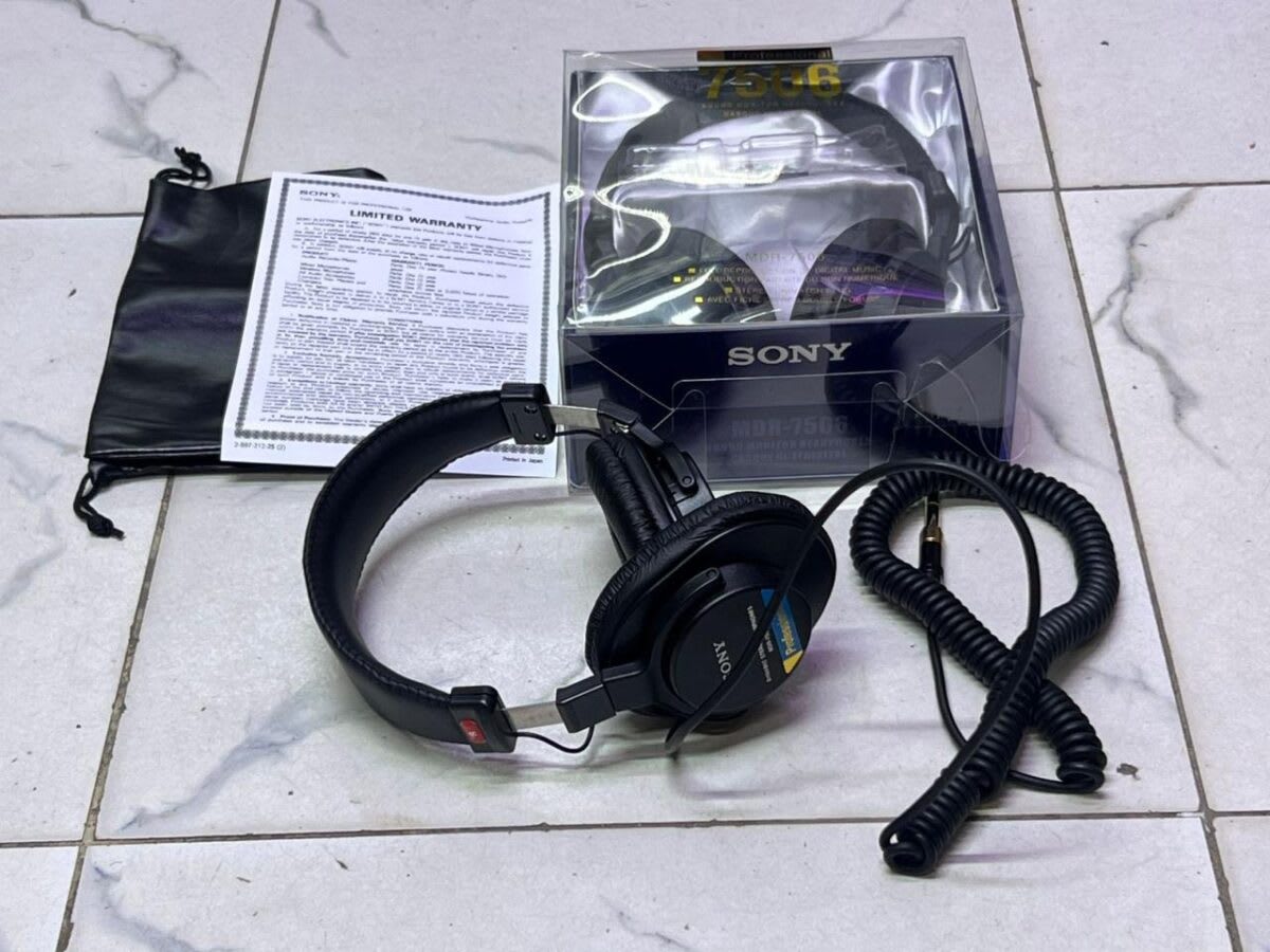 Sony MDR-7506 Professional Closed-Back Studio Monitor Headphones