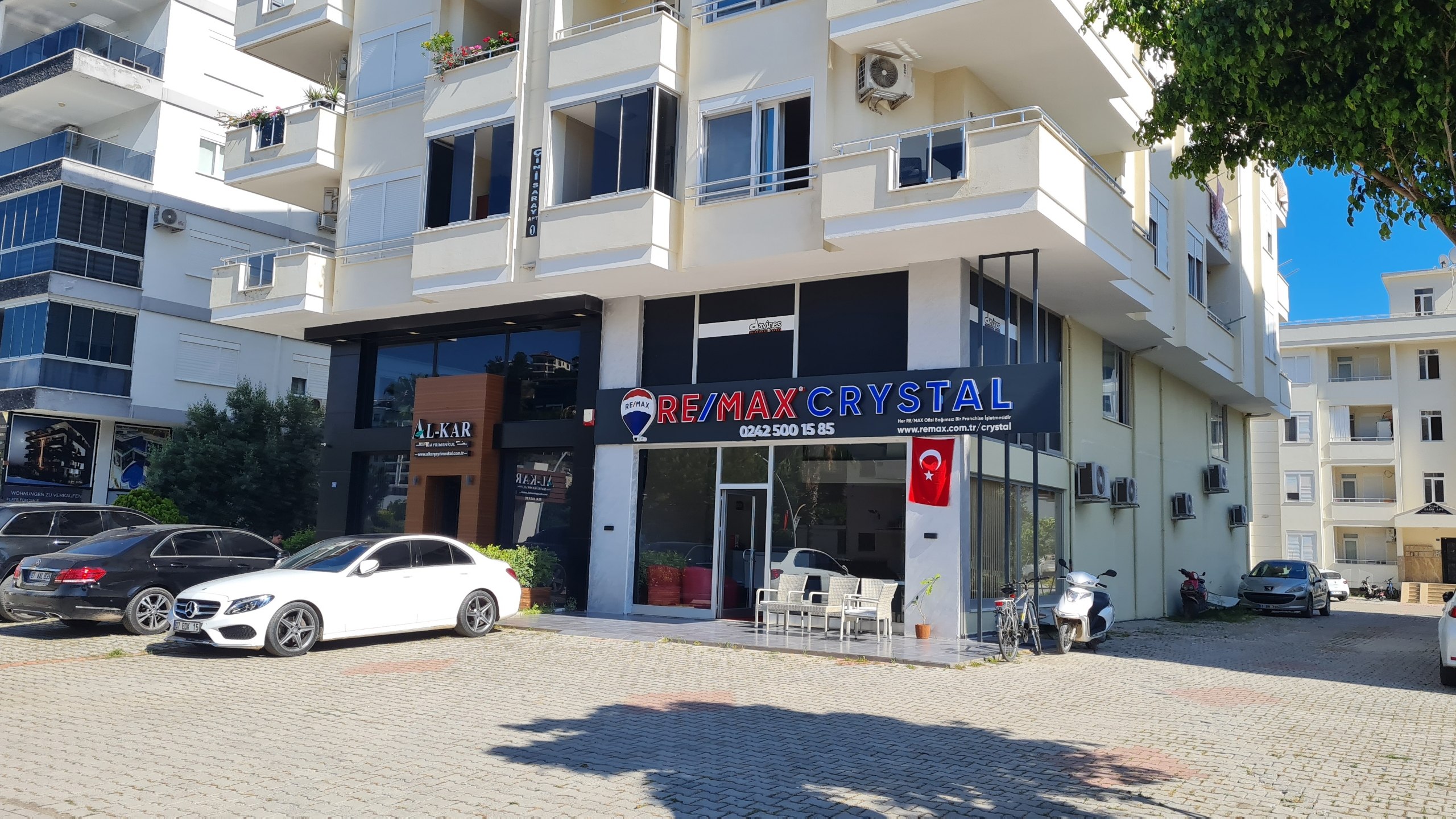 RE/MAX CRYSTAL — Real estate in Gazipasha