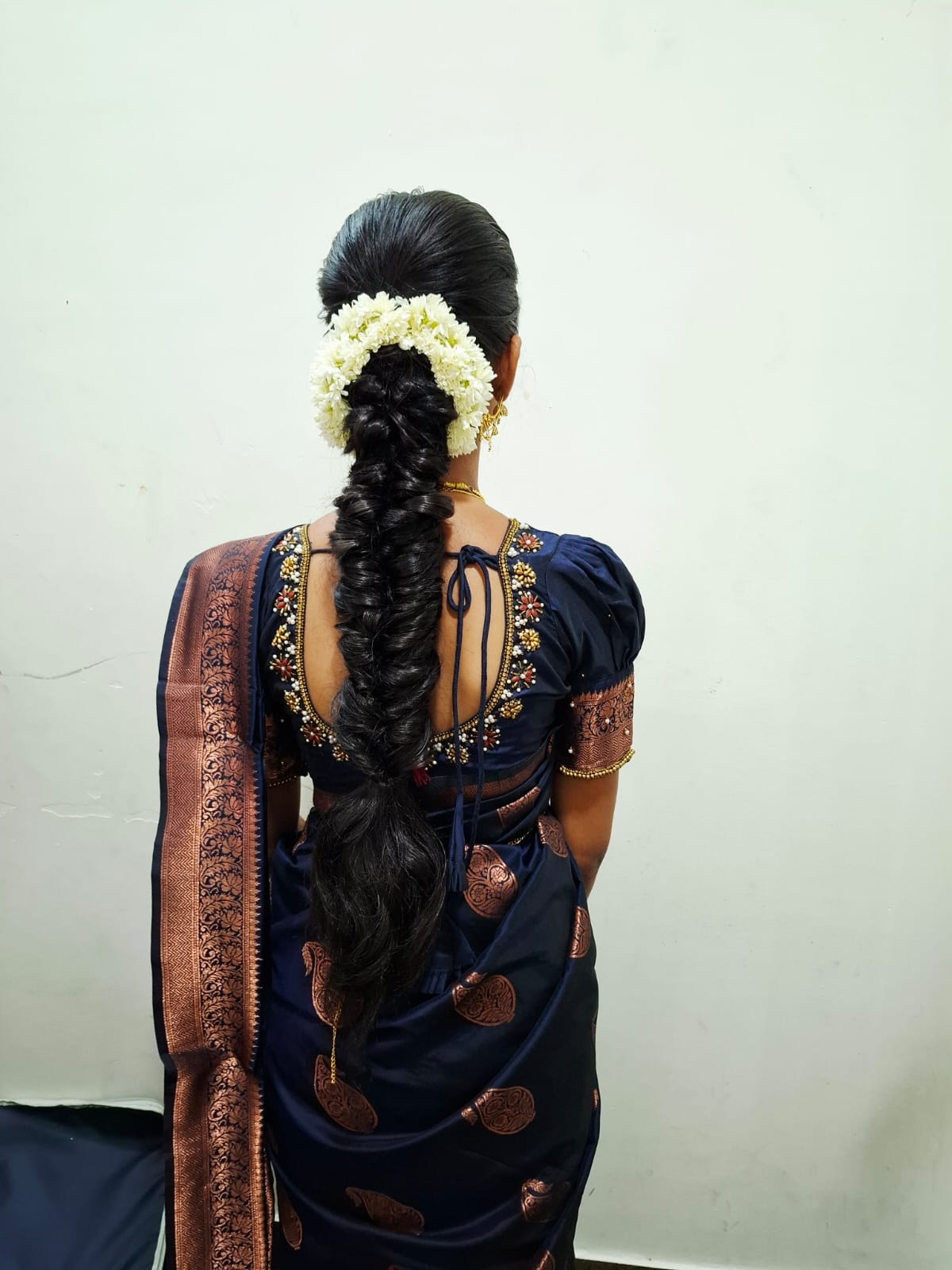 Bridal jewellery setting in Chennai — temple jewellery, maang tikka and necklaces set on a South Indian bride