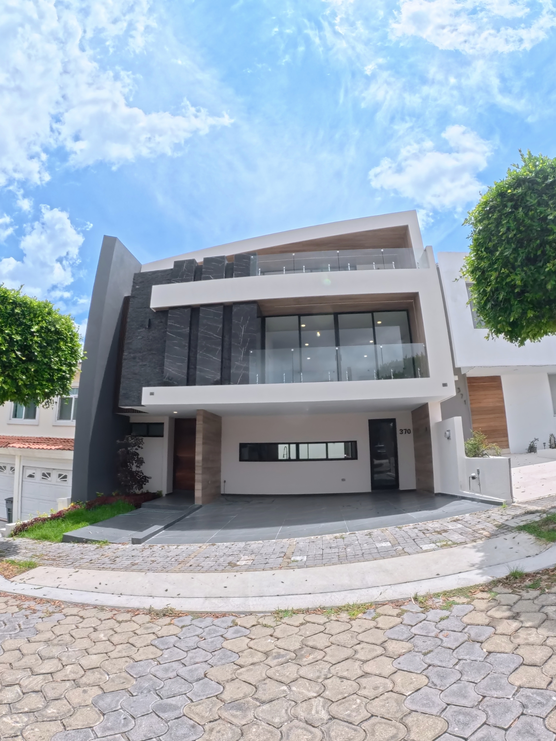 Fachada de VENECIA 37, Lomas de angelópolis, puebla — recorrido 360°