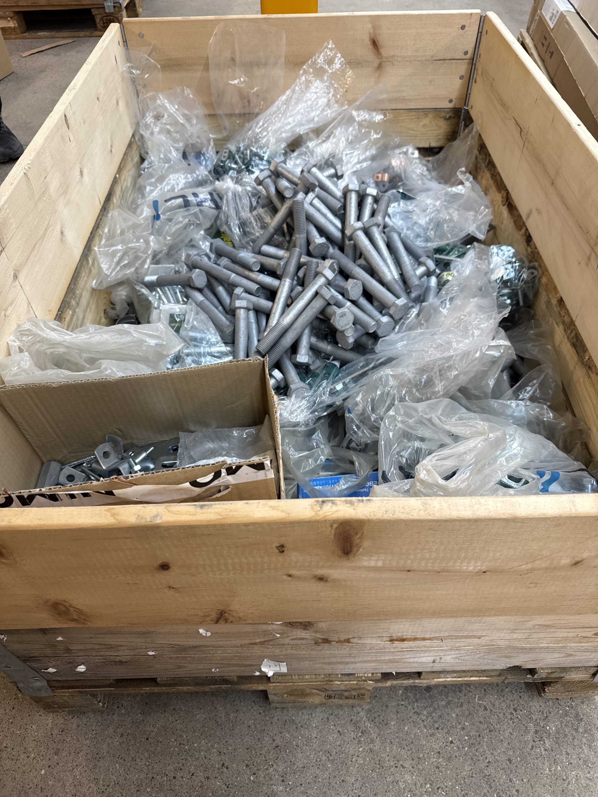 Parti infästningsmaterial – bultar, skruv, konsoler och rörinfästning