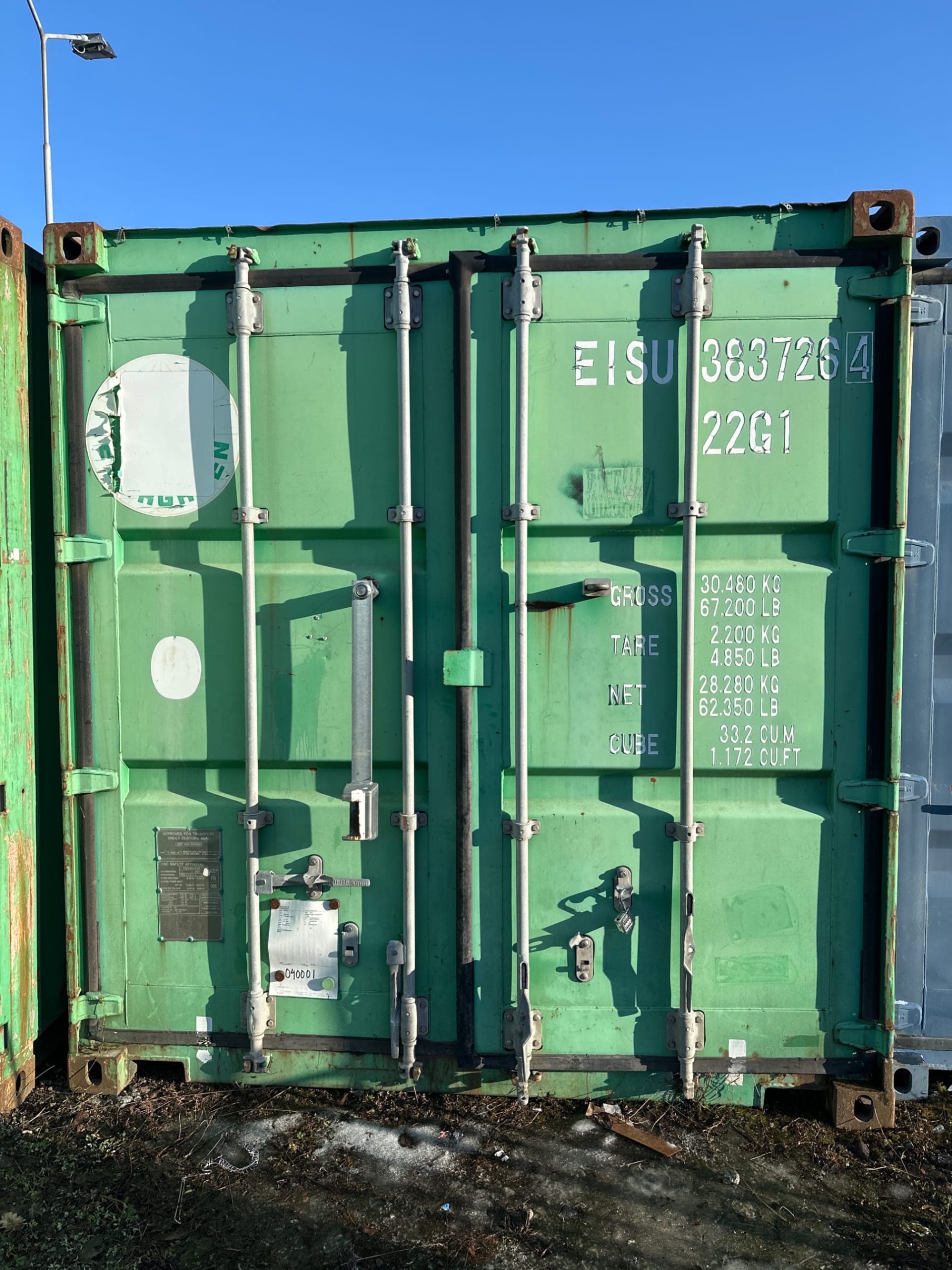 20 fots container med monteringsmaterial och VVS-utrustning