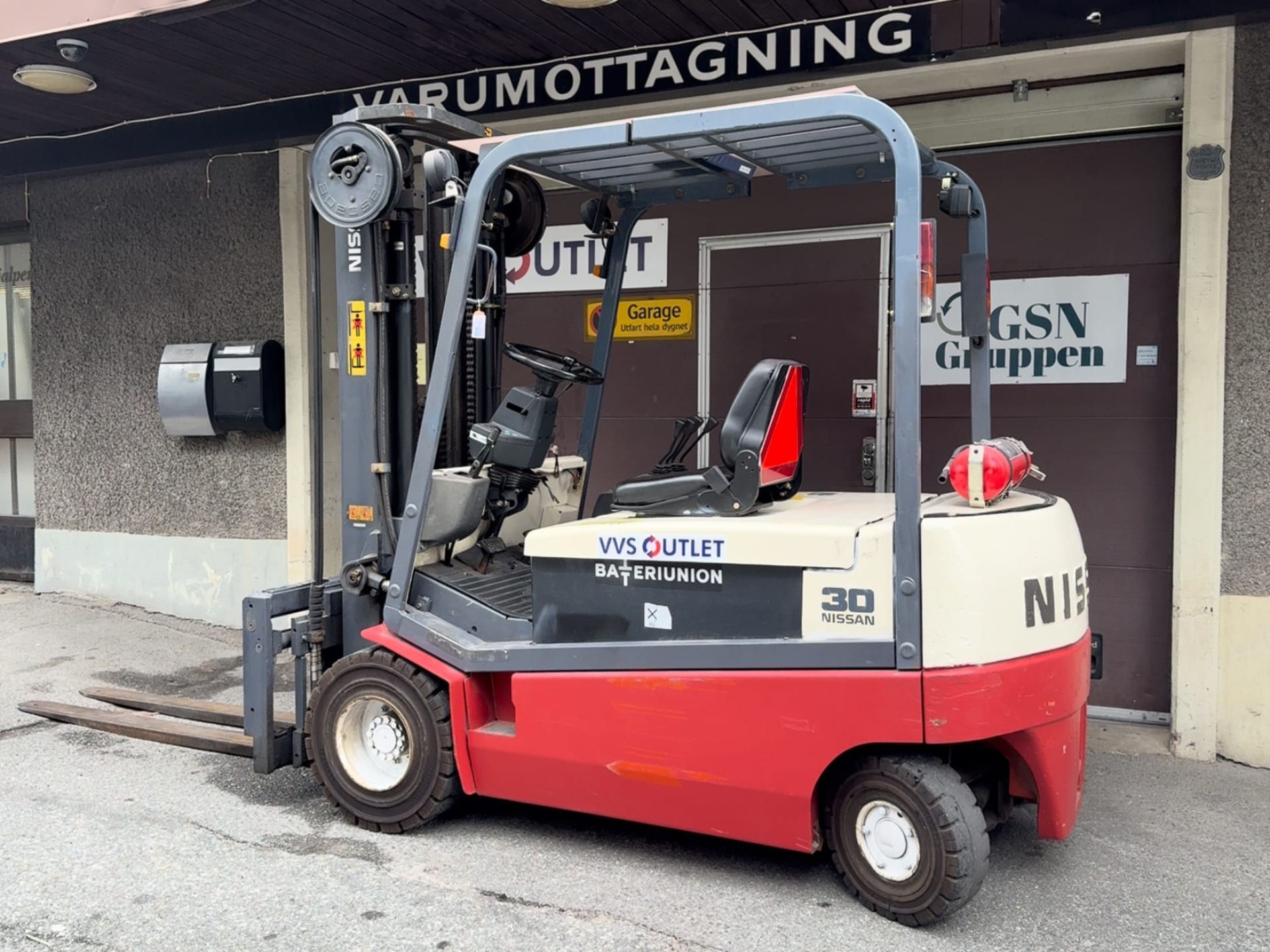 Nissan 30 eltruck motviktstruck 3 ton med batteri och laddare