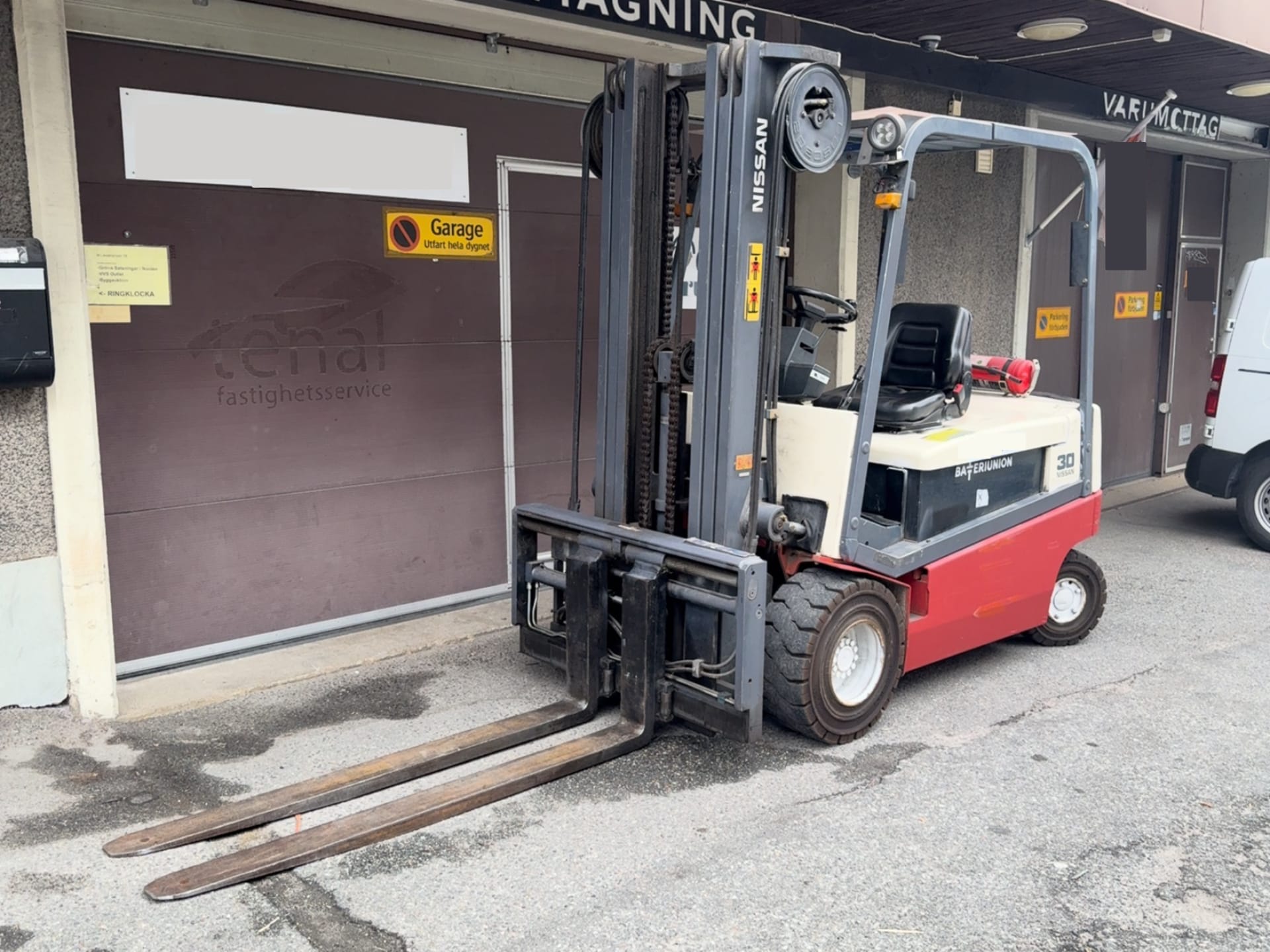 Nissan 30 eltruck motviktstruck 3 ton med batteri och laddare