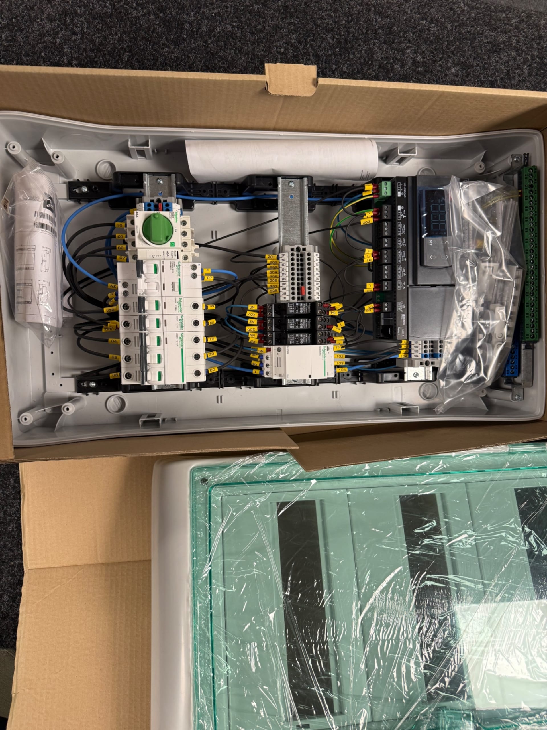 Schneider Electric Kaedra normkapsling med monterade elkomponenter