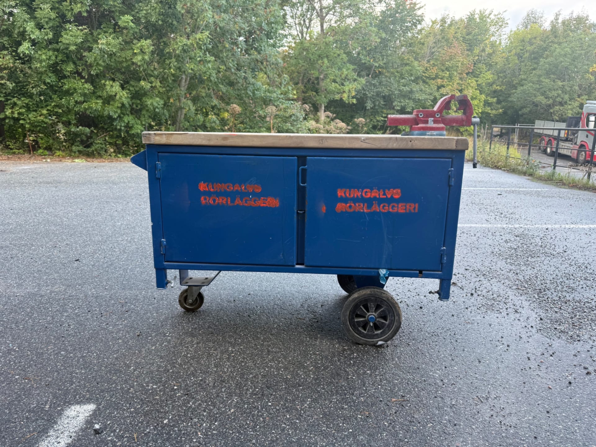 Mobil arbetsbänk verktygsvagn med skruvstycke svetsmasker och diverse verktyg Med innehål