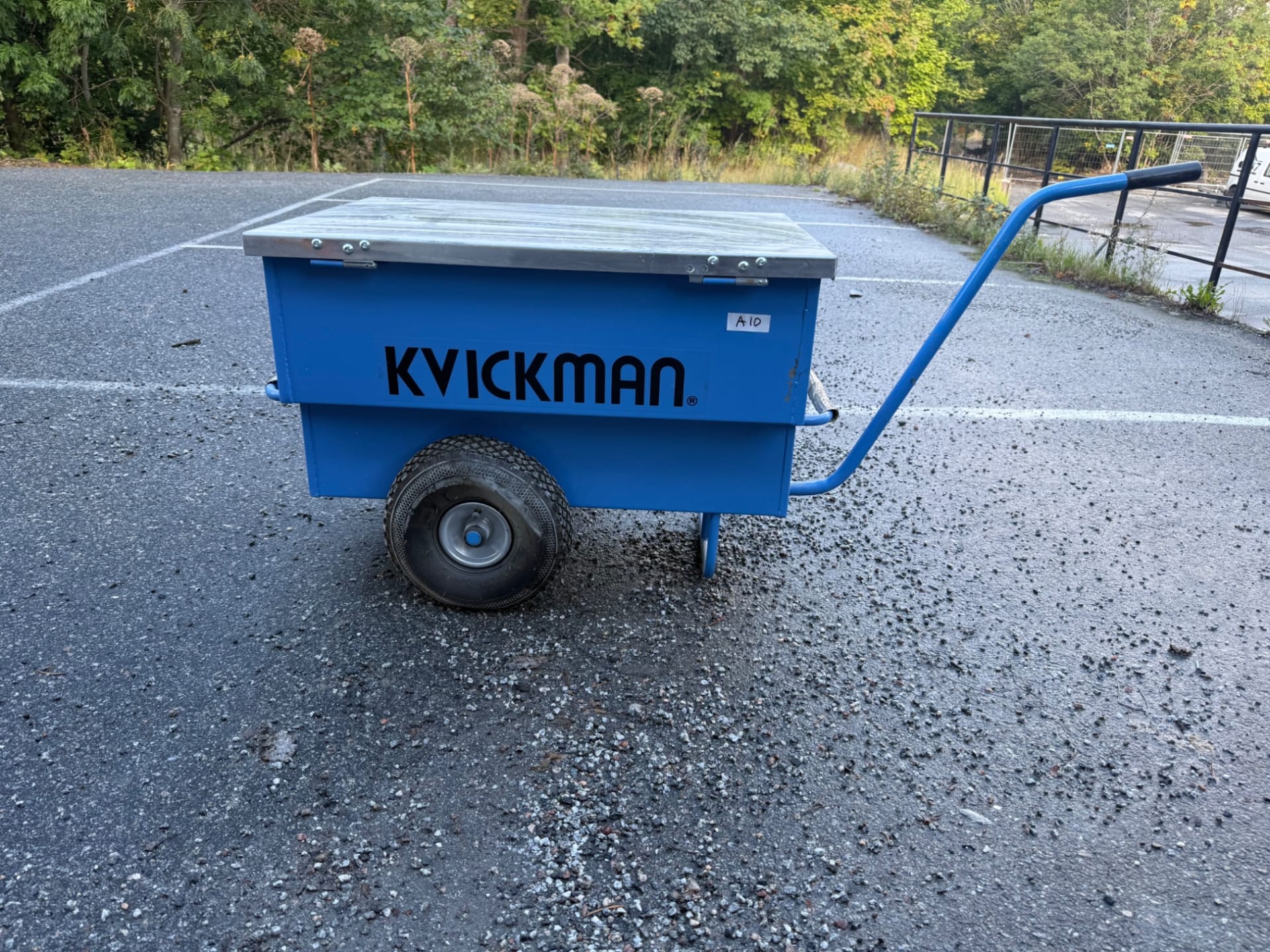 Kvickman materialvagn verktygsvagn med lock och draghandtag med innehål