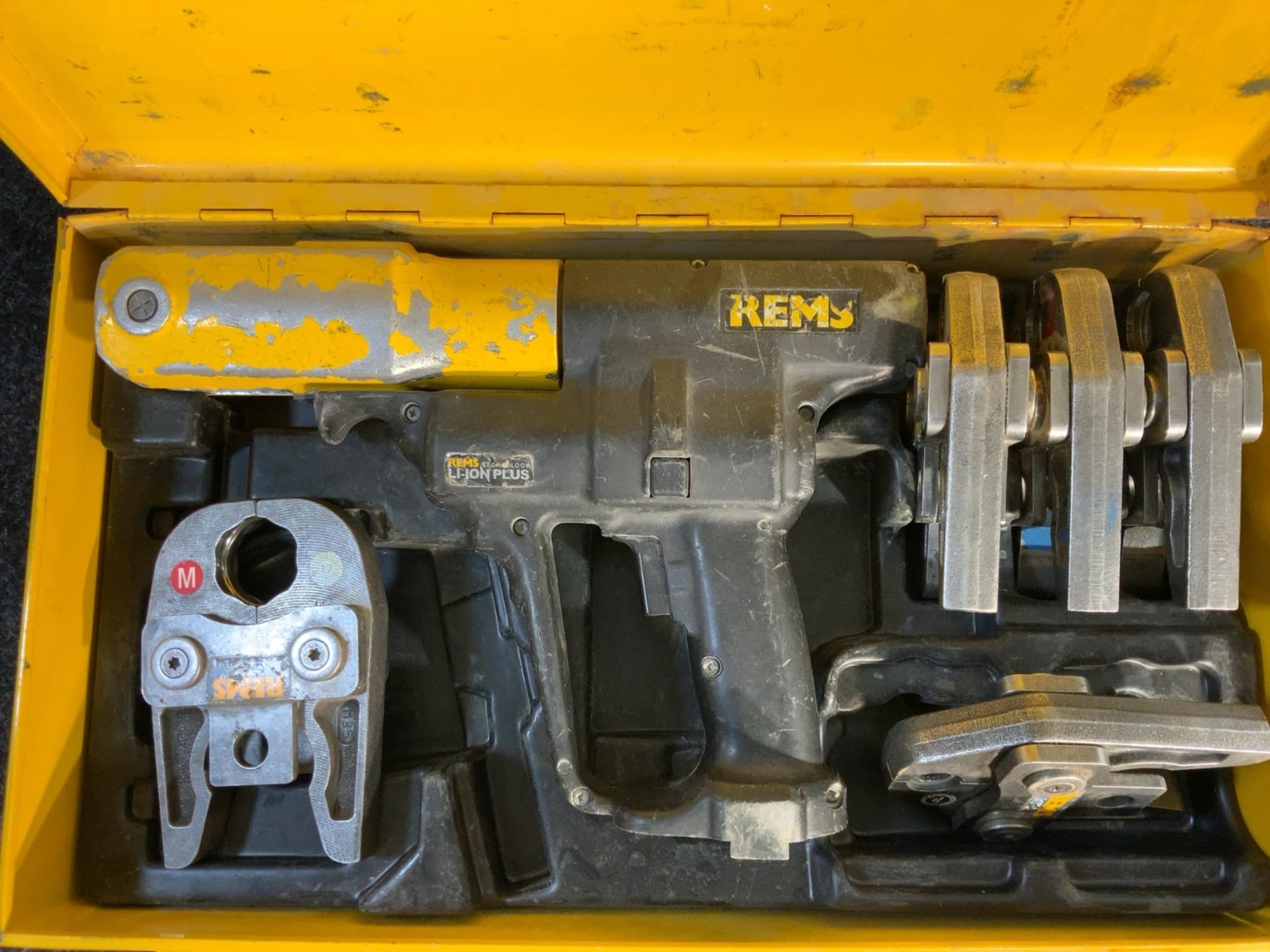 REMS pressmaskin pressverktyg med 5 st M pressbackar M12 M15 M22 M28 M35 utan batteri och laddare