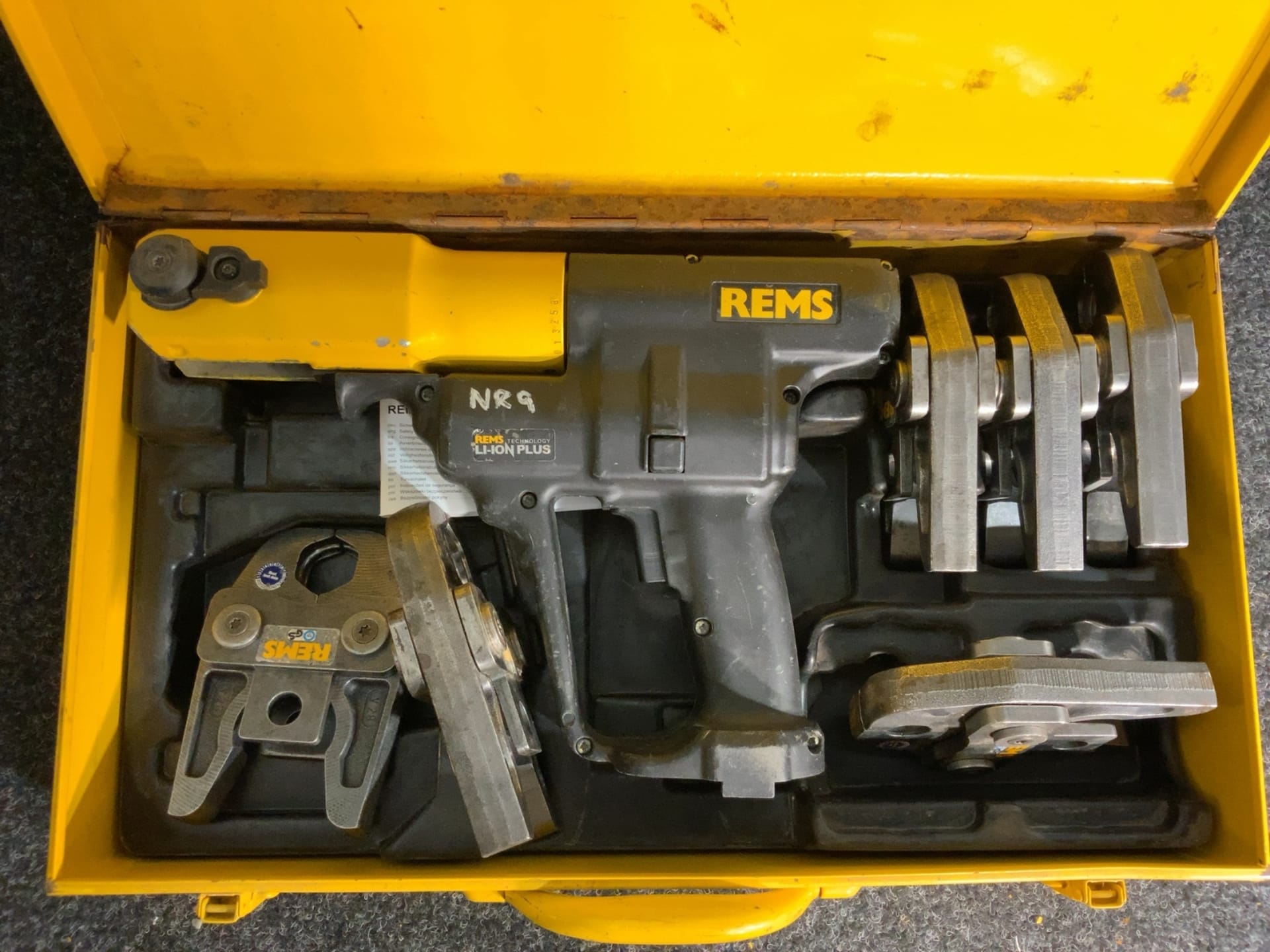 REMS pressmaskin pressverktyg med 5 st V pressbackar MV2 V15 V22 V28 V35 MED batteri och laddare