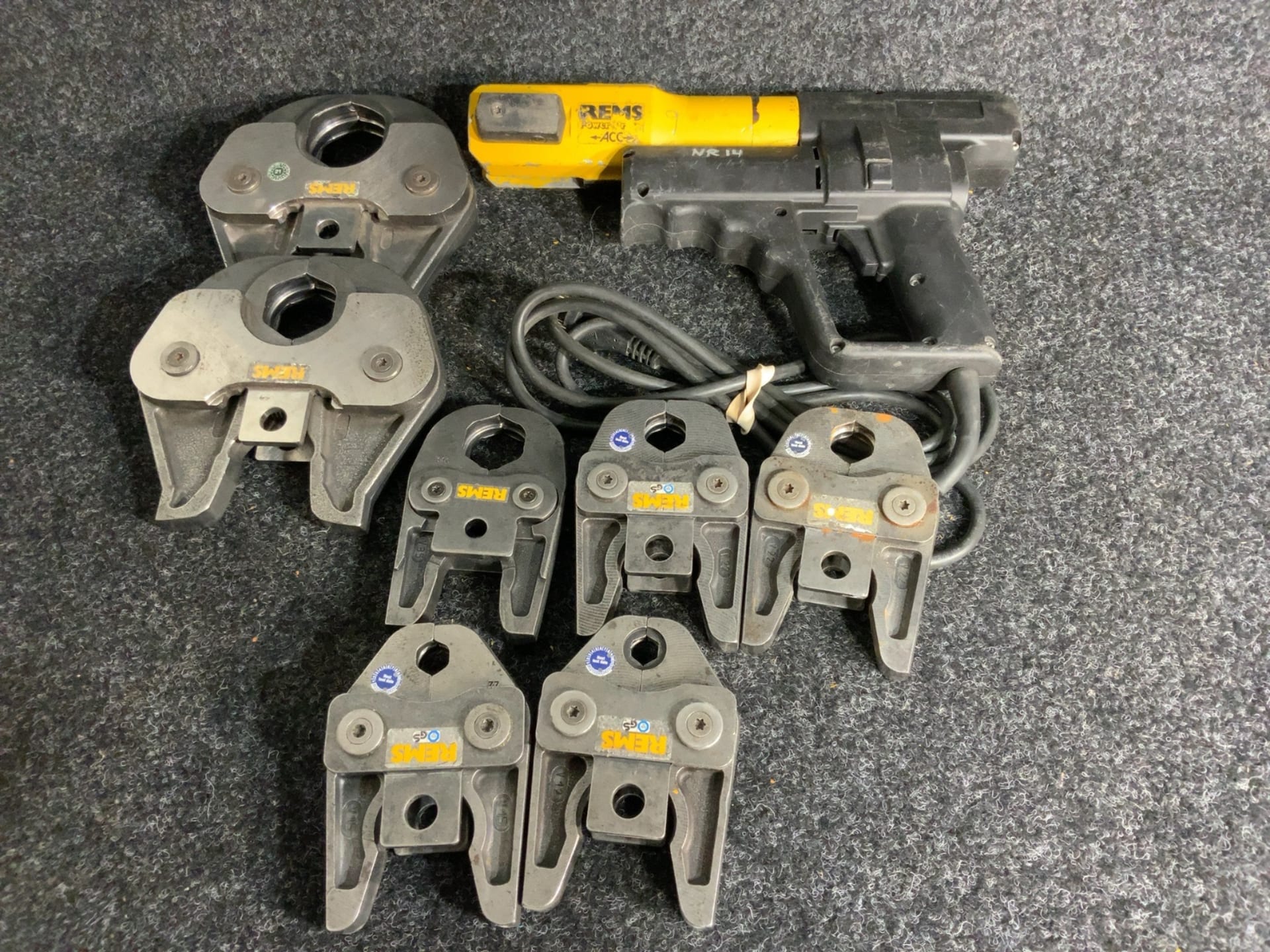 REMS nätdriven pressmaskin pressverktyg med 7 st V pressbackar V12 V15 V22 V28 V35 V42 V54