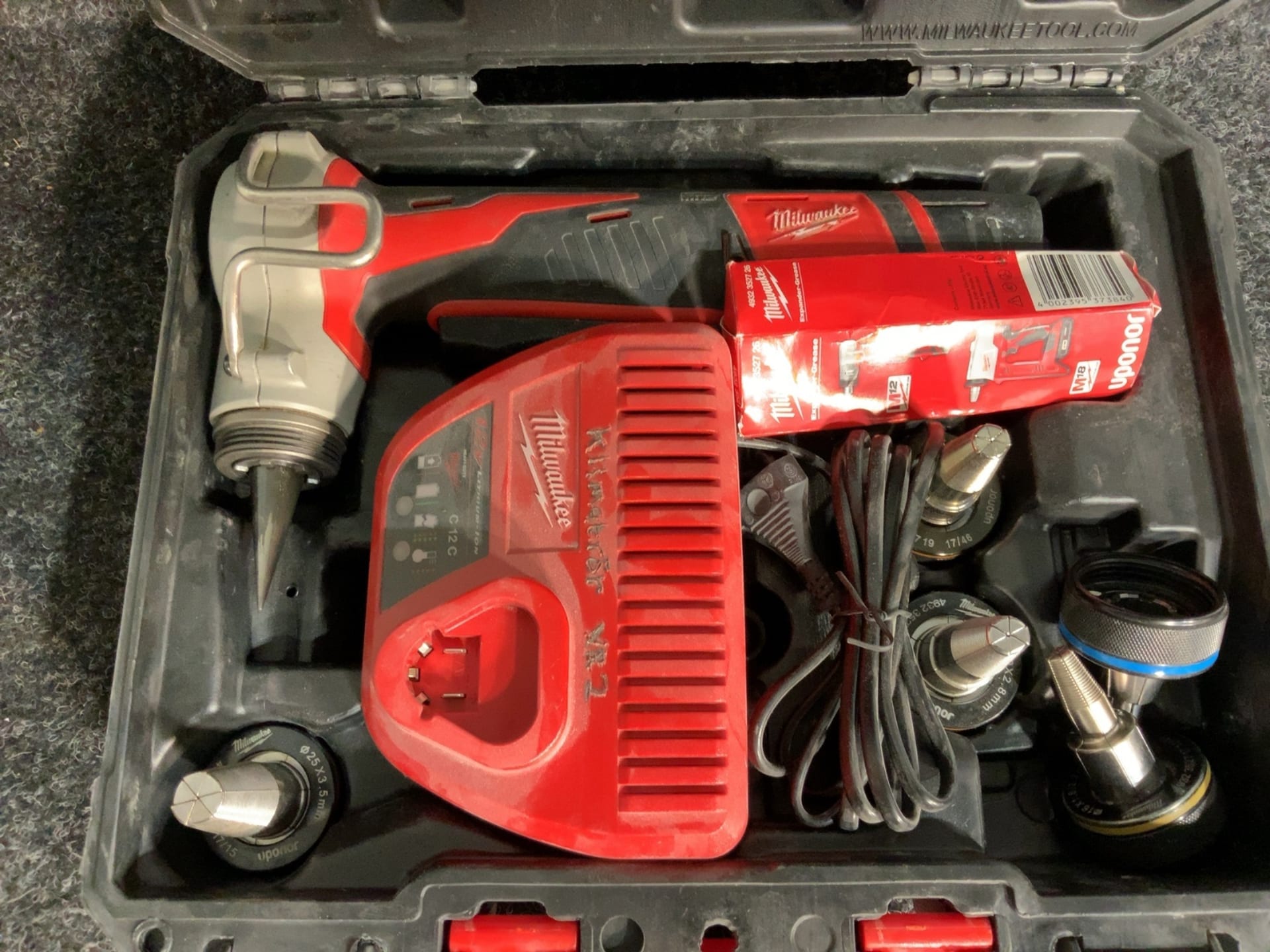 Milwaukee Uponor Q&E C12 PXP elektriskt expansionsverktyg med 5 expansionshuvuden batterier och laddare