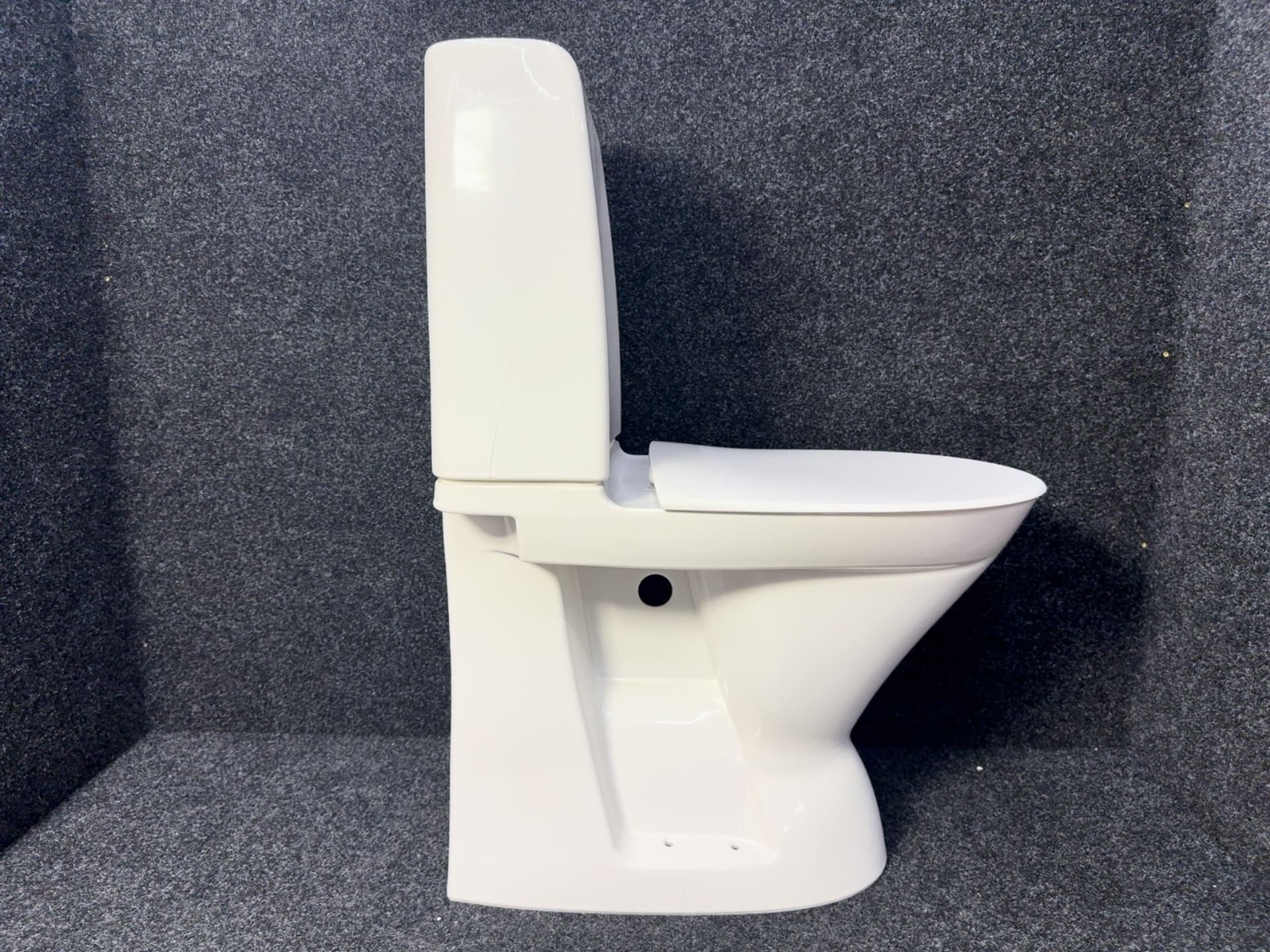 Oanvänd Ifö Spira 6261 WC stol golvstående toalett med mjukstängande sits RSK 7811051 OBS ! Transportskada