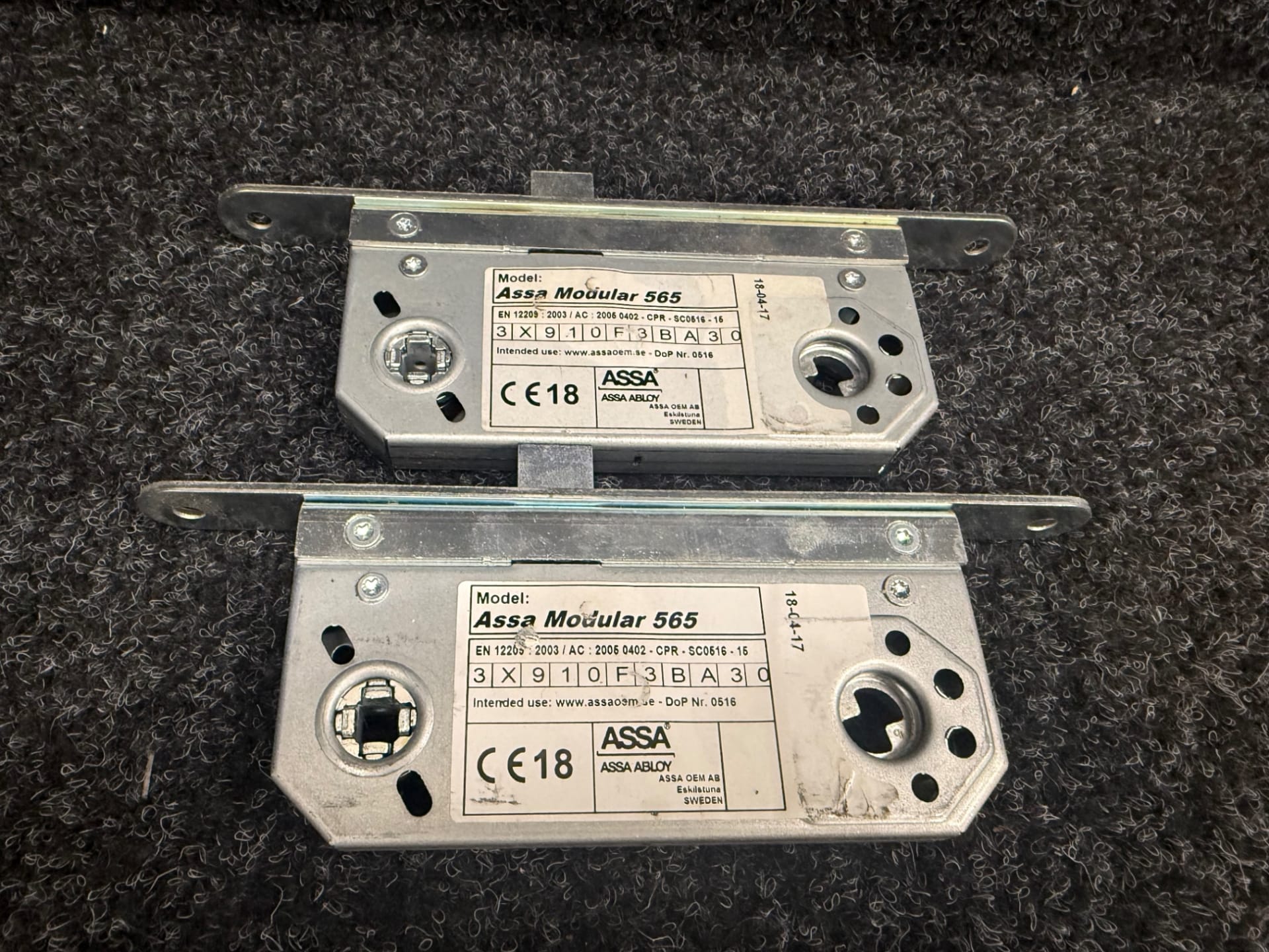 2 st ASSA ABLOY Modular 565 låshus med låsstolpar dörrlås