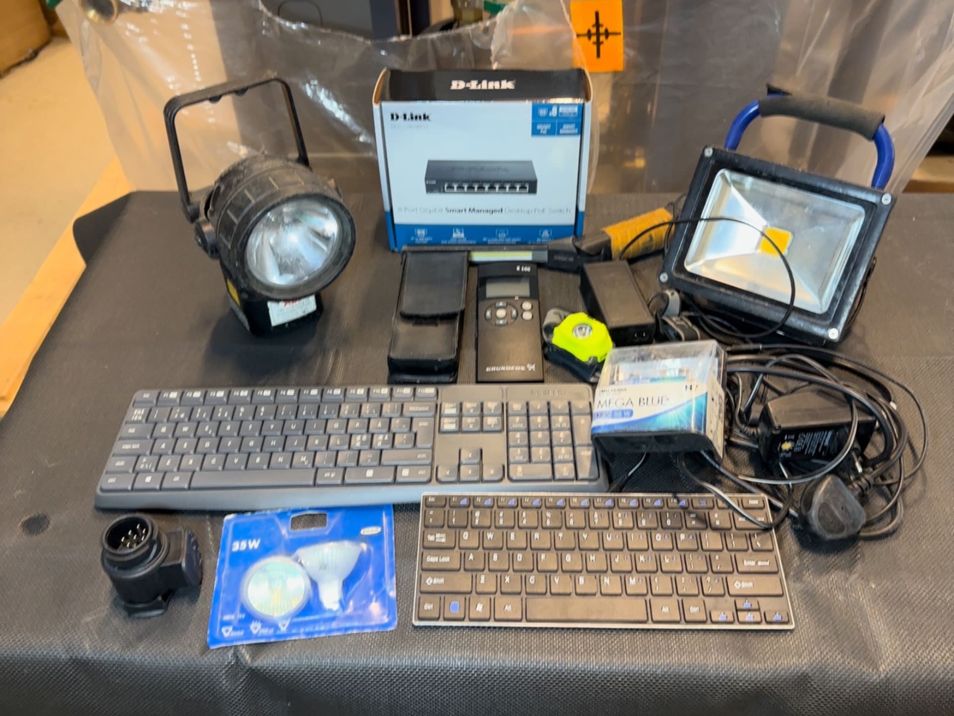Datatillbehör och elektronik och  Belysning Grundfors fjär kontrol 