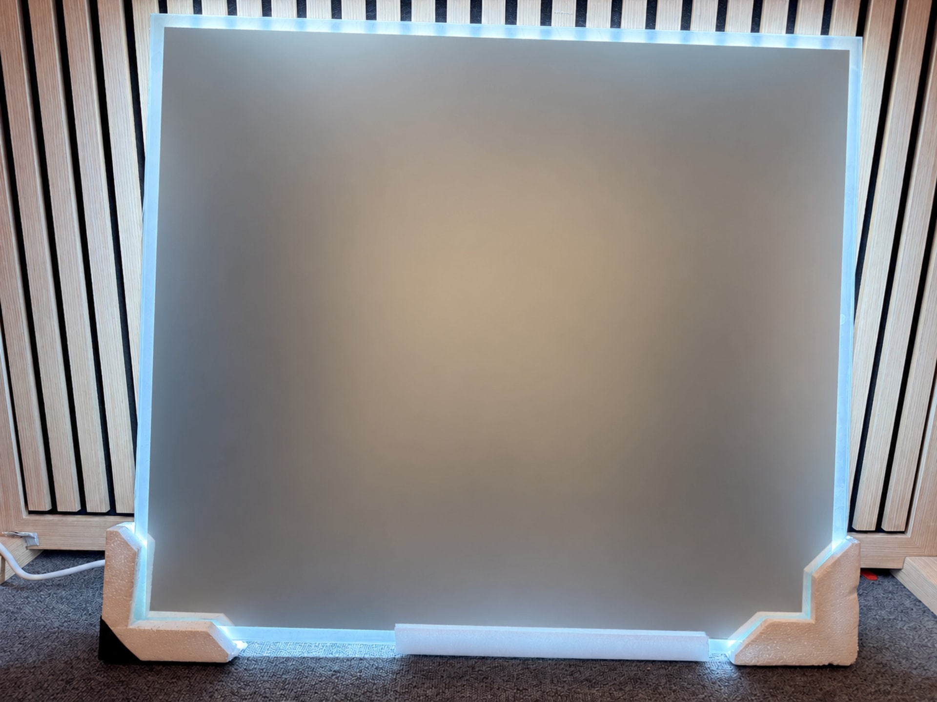 Lyfco LED badrumsspegel 800 x 700 mm med belysning touchknappar och imskydd