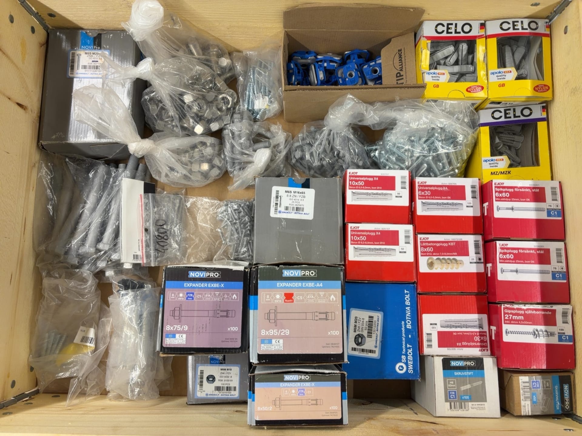 Stort blandparti infästningsmaterial expanderbult betongskruv skruvstift skarvmutter och plugg NOVIPro EJOT Fischer Swebolt CELO