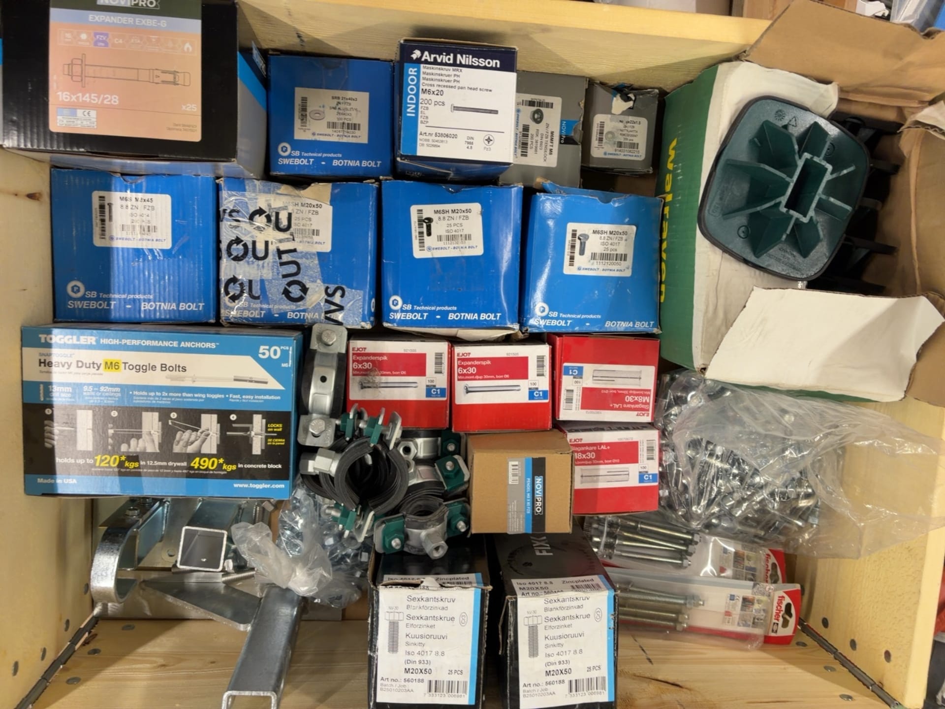 Stort blandparti med infästningsmaterial för bygg, VVS, industri och montage.
