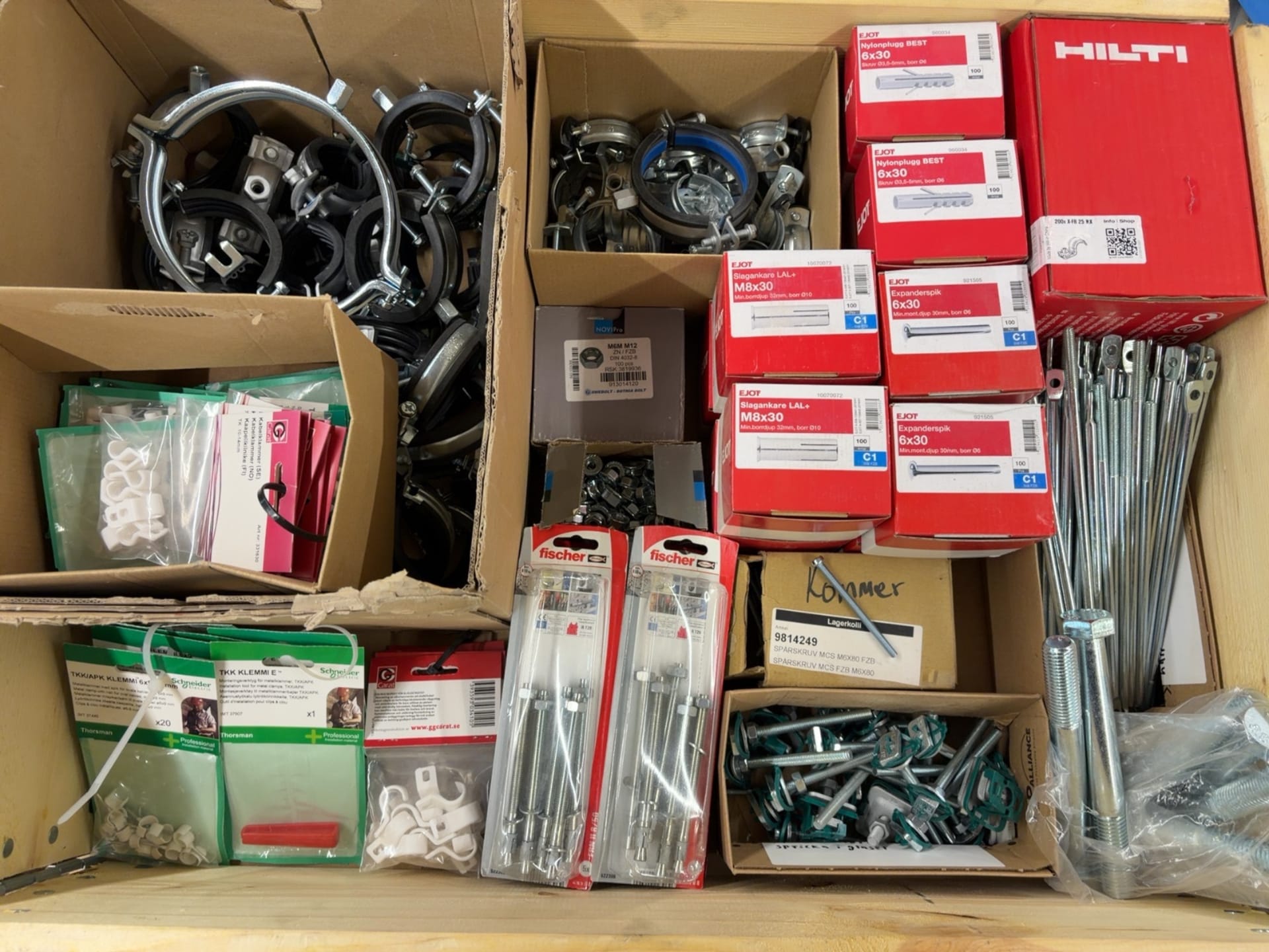 Stort blandparti VVS infästningsmaterial rörklammer gummiklämmor HILTI EJOT Fischer NOVIPro Schneider Electric Thorsman gängstänger och bultar
