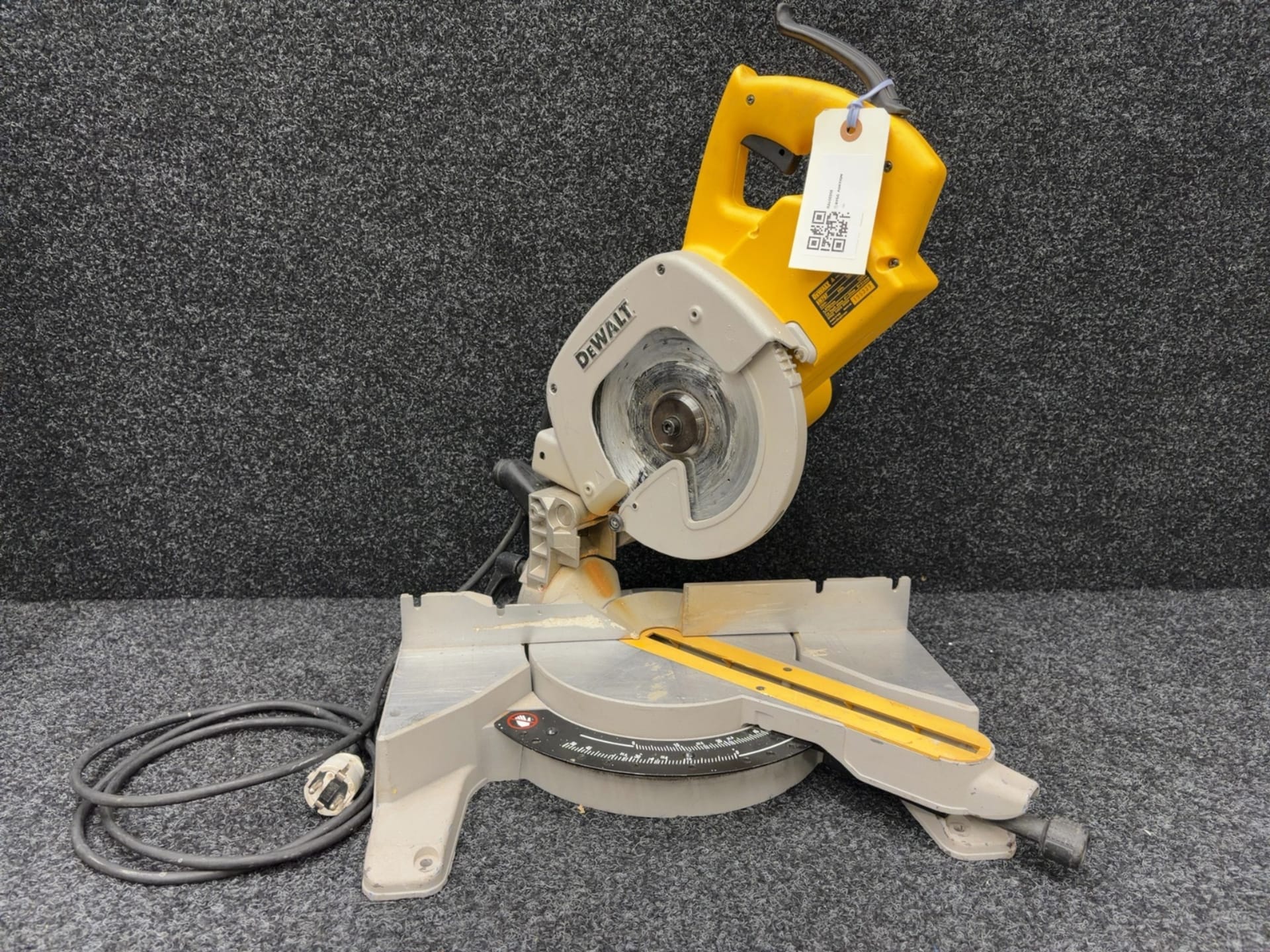 DeWalt DW707 Kap och geringssåg 1200 W 216 mm med sågklinga