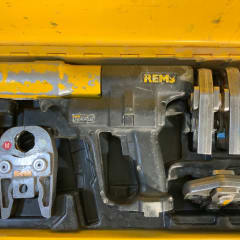 REMS pressmaskin pressverktyg med 5 st M pressbackar M12 M15 M22 M28 M35 utan batteri och laddare