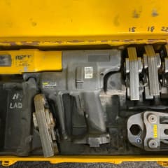 REMS pressmaskin pressverktyg med 5 st M pressbackar M12 M15 M22 M28 M35 utan batteri och laddare