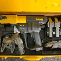 REMS pressmaskin pressverktyg med 5 st V pressbackar MV2 V15 V22 V28 V35 MED batteri och laddare