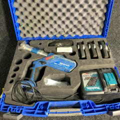 Uponor UP110 pressmaskin pressverktyg med 4 st U pressbackar U16 U20 U25 U32  laddare och väska
