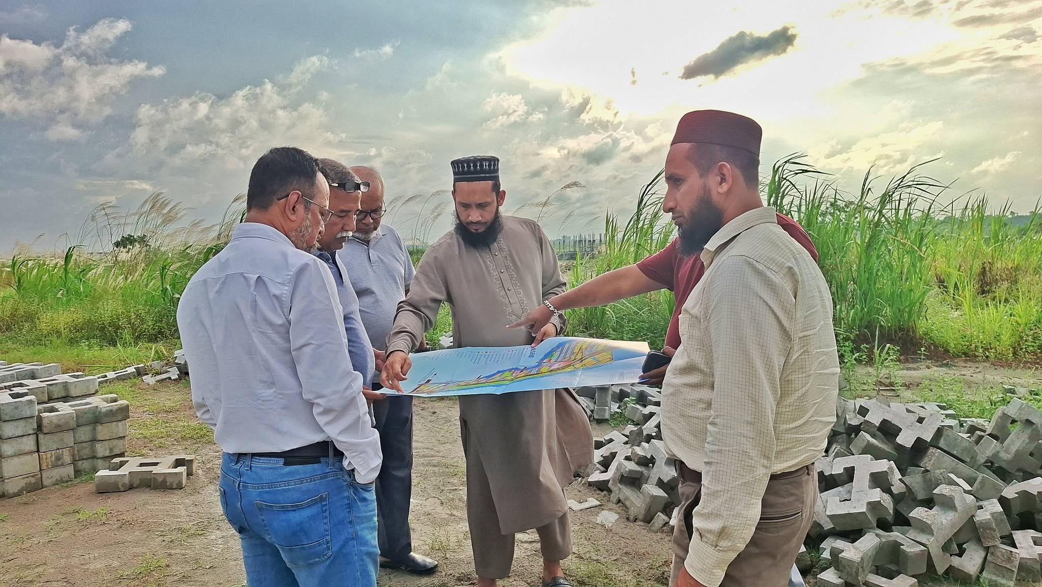 আলহামদুলিল্লাহ, ধীরে ধীরে দৃশ্যমান হচ্ছে MOHS Venice City-কে ঘিরে উন্নয়নের অগ্রযাত্রা।
প্রকল্পসংলগ্ন ঢাকা সিটি করপোরেশনের প্রায় ৩ কিলোমিটার সড়ক উন্নয়নকাজের মধ্যে ইতোমধ্যে প্রায় ২ কিলোমিটার সম্পন্ন হয়েছে।
সম্প্রতি MOHS Group-এর Top Management-এর প্রতিনিধিবৃন্দের সঙ্গে কয়েকজন ব্যবসায়ী ও বিভিন্ন পেশাজীবী প্রকল্প এলাকা সরজমিনে পরিদর্শন করেন। এ সময় তাঁরা MOHS Venice City-এর Master Plan, যোগাযোগব্যবস্থা এবং ভবিষ্যৎ উন্নয়ন পরিকল্পনা সম্পর্কে বিস্তারিতভাবে অবগত হন।
প্রকল্পের সামগ্রিক পরিকল্পনা ও সম্ভাবনা দেখে তাঁরা আগ্রহ প্রকাশ করেছেন, যা আমাদের পথচলায় আরও উৎসাহ যোগ করেছে।
পরিকল্পনা এখন ধীরে ধীরে বাস্তবে রূপ নিচ্ছে।
একটি সুন্দর, পরিকল্পিত ও মর্যাদাপূর্ণ আবাসন গড়ে তোলার লক্ষ্যেই এগিয়ে যাচ্ছে MOHS Venice City।
MOHS Venice City
Live with Dignity See less