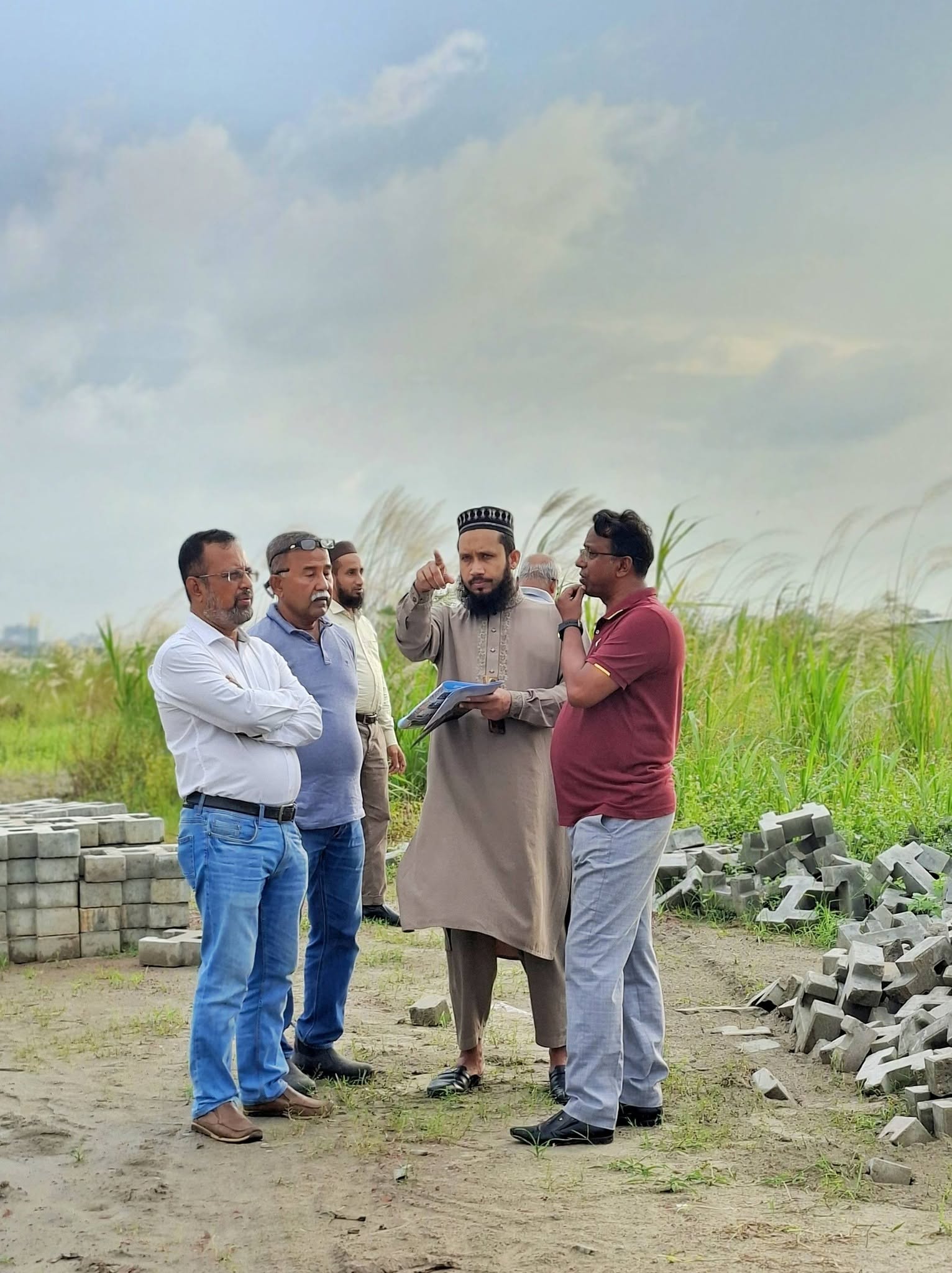 আলহামদুলিল্লাহ, ধীরে ধীরে দৃশ্যমান হচ্ছে MOHS Venice City-কে ঘিরে উন্নয়নের অগ্রযাত্রা।
প্রকল্পসংলগ্ন ঢাকা সিটি করপোরেশনের প্রায় ৩ কিলোমিটার সড়ক উন্নয়নকাজের মধ্যে ইতোমধ্যে প্রায় ২ কিলোমিটার সম্পন্ন হয়েছে।
সম্প্রতি MOHS Group-এর Top Management-এর প্রতিনিধিবৃন্দের সঙ্গে কয়েকজন ব্যবসায়ী ও বিভিন্ন পেশাজীবী প্রকল্প এলাকা সরজমিনে পরিদর্শন করেন। এ সময় তাঁরা MOHS Venice City-এর Master Plan, যোগাযোগব্যবস্থা এবং ভবিষ্যৎ উন্নয়ন পরিকল্পনা সম্পর্কে বিস্তারিতভাবে অবগত হন।
প্রকল্পের সামগ্রিক পরিকল্পনা ও সম্ভাবনা দেখে তাঁরা আগ্রহ প্রকাশ করেছেন, যা আমাদের পথচলায় আরও উৎসাহ যোগ করেছে।
পরিকল্পনা এখন ধীরে ধীরে বাস্তবে রূপ নিচ্ছে।
একটি সুন্দর, পরিকল্পিত ও মর্যাদাপূর্ণ আবাসন গড়ে তোলার লক্ষ্যেই এগিয়ে যাচ্ছে MOHS Venice City।
MOHS Venice City
Live with Dignity See less