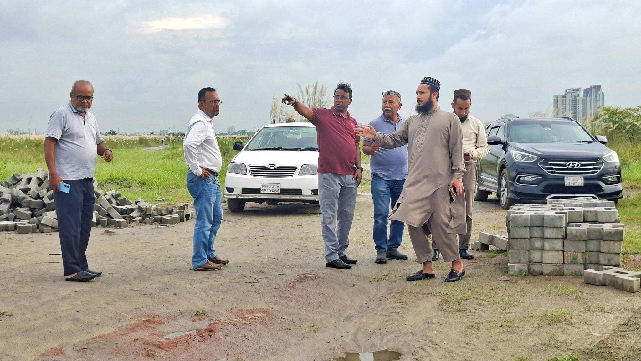 আলহামদুলিল্লাহ, ধীরে ধীরে দৃশ্যমান হচ্ছে MOHS Venice City-কে ঘিরে উন্নয়নের অগ্রযাত্রা।
প্রকল্পসংলগ্ন ঢাকা সিটি করপোরেশনের প্রায় ৩ কিলোমিটার সড়ক উন্নয়নকাজের মধ্যে ইতোমধ্যে প্রায় ২ কিলোমিটার সম্পন্ন হয়েছে।
সম্প্রতি MOHS Group-এর Top Management-এর প্রতিনিধিবৃন্দের সঙ্গে কয়েকজন ব্যবসায়ী ও বিভিন্ন পেশাজীবী প্রকল্প এলাকা সরজমিনে পরিদর্শন করেন। এ সময় তাঁরা MOHS Venice City-এর Master Plan, যোগাযোগব্যবস্থা এবং ভবিষ্যৎ উন্নয়ন পরিকল্পনা সম্পর্কে বিস্তারিতভাবে অবগত হন।
প্রকল্পের সামগ্রিক পরিকল্পনা ও সম্ভাবনা দেখে তাঁরা আগ্রহ প্রকাশ করেছেন, যা আমাদের পথচলায় আরও উৎসাহ যোগ করেছে।
পরিকল্পনা এখন ধীরে ধীরে বাস্তবে রূপ নিচ্ছে।
একটি সুন্দর, পরিকল্পিত ও মর্যাদাপূর্ণ আবাসন গড়ে তোলার লক্ষ্যেই এগিয়ে যাচ্ছে MOHS Venice City।
MOHS Venice City
Live with Dignity See less
