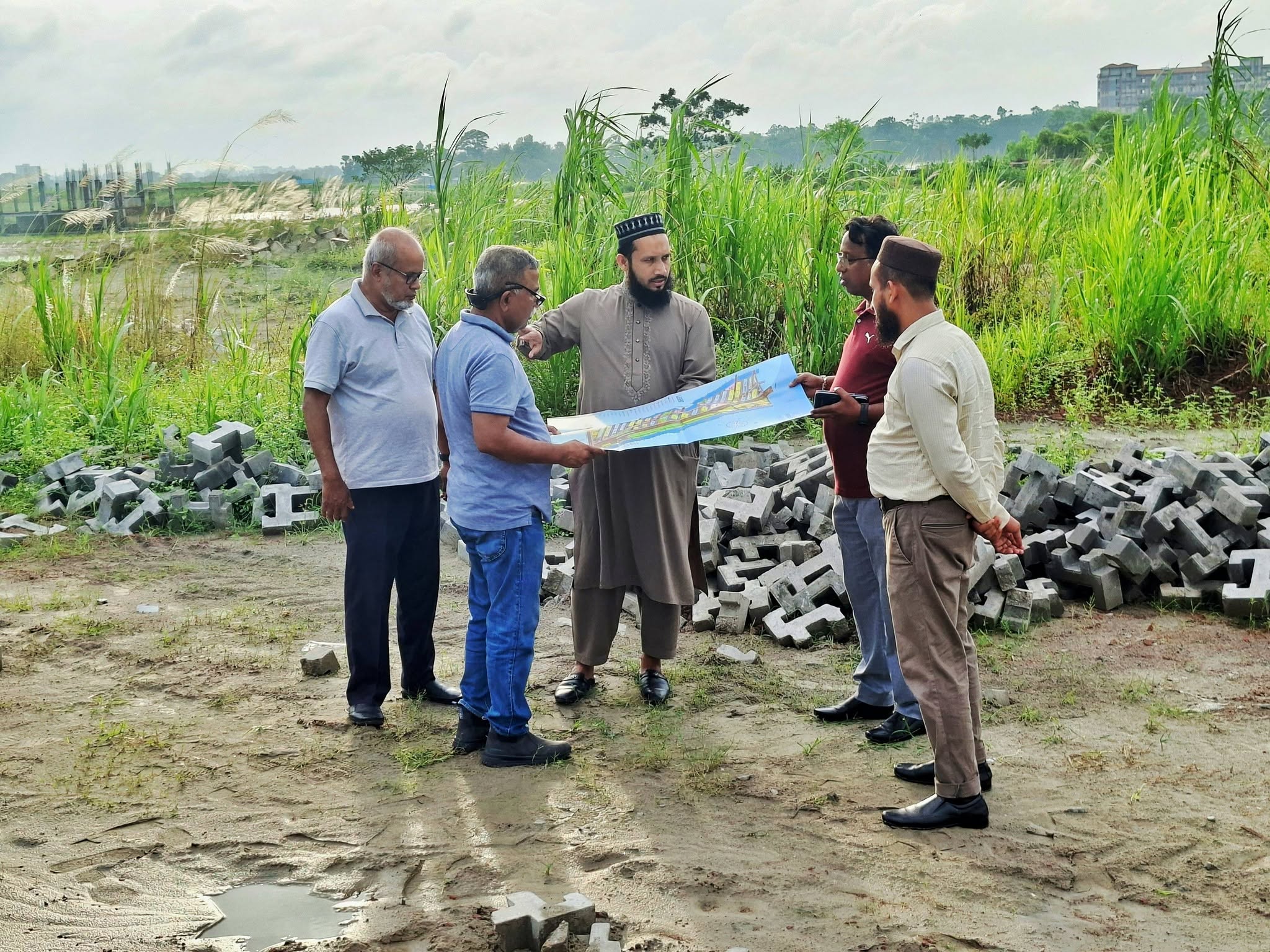 আলহামদুলিল্লাহ, ধীরে ধীরে দৃশ্যমান হচ্ছে MOHS Venice City-কে ঘিরে উন্নয়নের অগ্রযাত্রা।
প্রকল্পসংলগ্ন ঢাকা সিটি করপোরেশনের প্রায় ৩ কিলোমিটার সড়ক উন্নয়নকাজের মধ্যে ইতোমধ্যে প্রায় ২ কিলোমিটার সম্পন্ন হয়েছে।
সম্প্রতি MOHS Group-এর Top Management-এর প্রতিনিধিবৃন্দের সঙ্গে কয়েকজন ব্যবসায়ী ও বিভিন্ন পেশাজীবী প্রকল্প এলাকা সরজমিনে পরিদর্শন করেন। এ সময় তাঁরা MOHS Venice City-এর Master Plan, যোগাযোগব্যবস্থা এবং ভবিষ্যৎ উন্নয়ন পরিকল্পনা সম্পর্কে বিস্তারিতভাবে অবগত হন।
প্রকল্পের সামগ্রিক পরিকল্পনা ও সম্ভাবনা দেখে তাঁরা আগ্রহ প্রকাশ করেছেন, যা আমাদের পথচলায় আরও উৎসাহ যোগ করেছে।
পরিকল্পনা এখন ধীরে ধীরে বাস্তবে রূপ নিচ্ছে।
একটি সুন্দর, পরিকল্পিত ও মর্যাদাপূর্ণ আবাসন গড়ে তোলার লক্ষ্যেই এগিয়ে যাচ্ছে MOHS Venice City।
MOHS Venice City
Live with Dignity See less