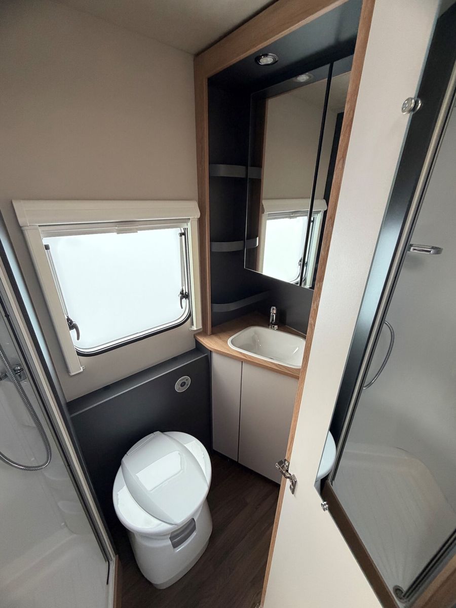 KNAUS SPORT 500 KD Markise Etagenbett Design-Paket Ansicht 3 – Wohnmobil Detailaufnahme